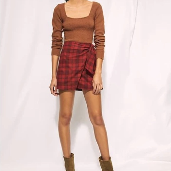Aritzia Wilfred New Wrap Front Skirt in Red Tone Tartan - Picture 3 of 4